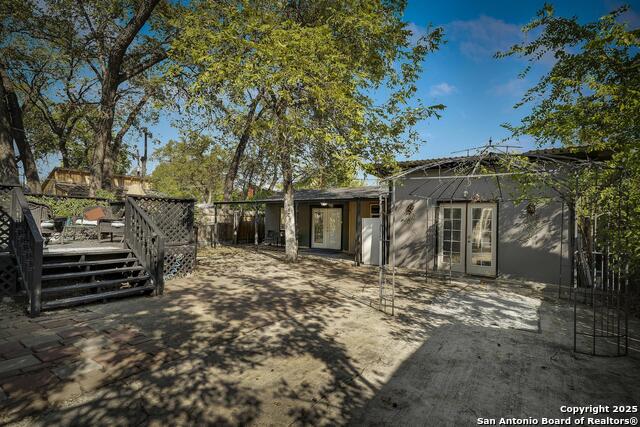 Listing photo id 17 for 555 Craig E