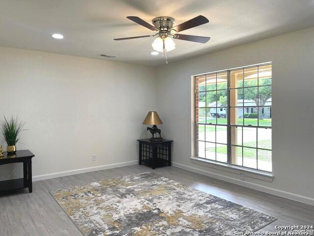 Listing photo id 3 for 8280 Ventura Blvd