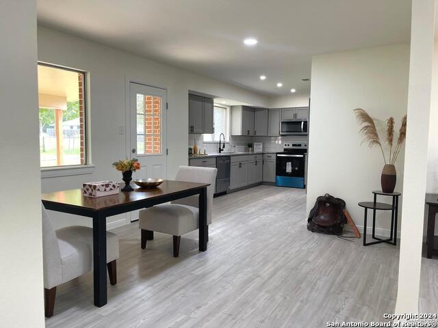 Listing photo id 4 for 8280 Ventura Blvd