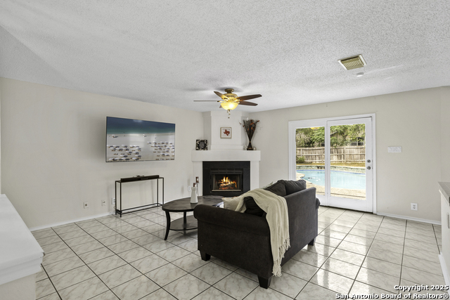 Listing photo id 3 for 14403 Red Grove