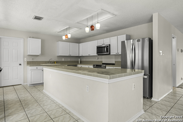 Listing photo id 5 for 14403 Red Grove