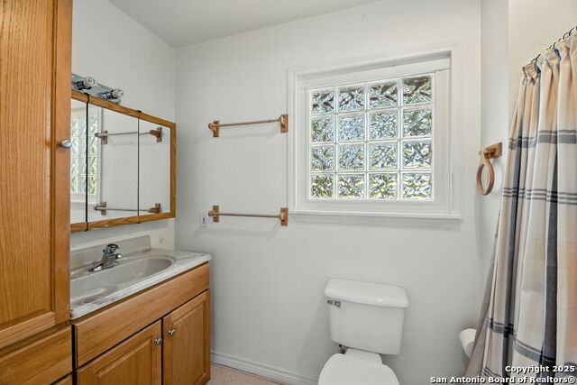 Image 12 of 20 For 207 E Woodlake Dr.