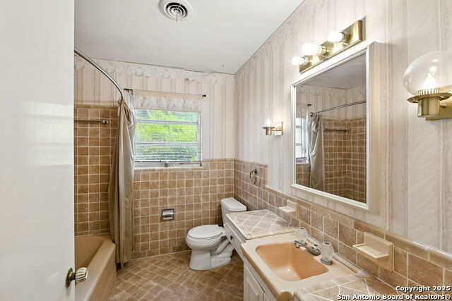 Image 13 of 20 For 207 E Woodlake Dr.