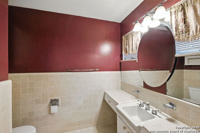 Image 16 of 20 For 207 E Woodlake Dr.