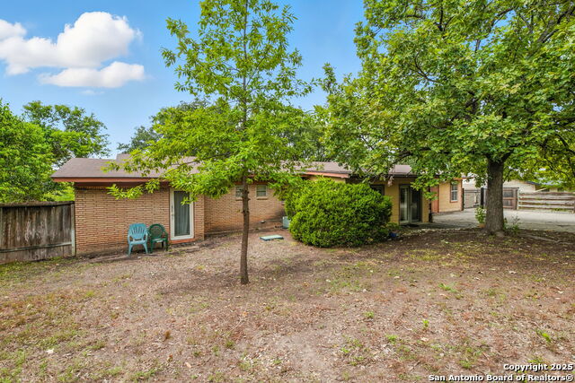 Image 19 of 20 For 207 E Woodlake Dr.