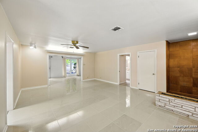 Image 2 of 20 For 207 E Woodlake Dr.