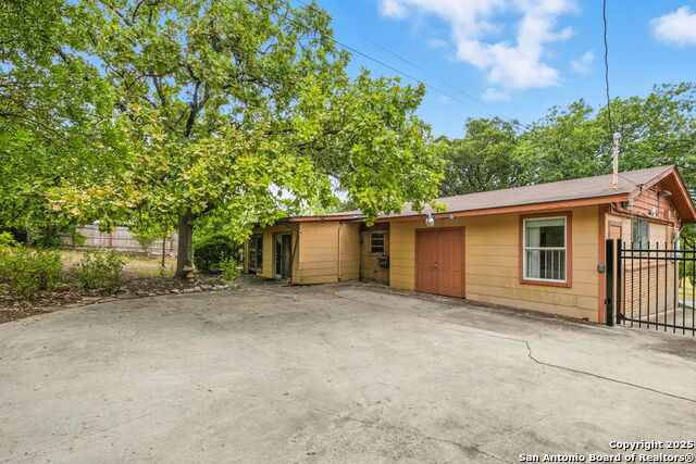 Image 20 of 20 For 207 E Woodlake Dr.