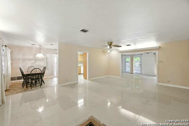 Image 3 of 20 For 207 E Woodlake Dr.