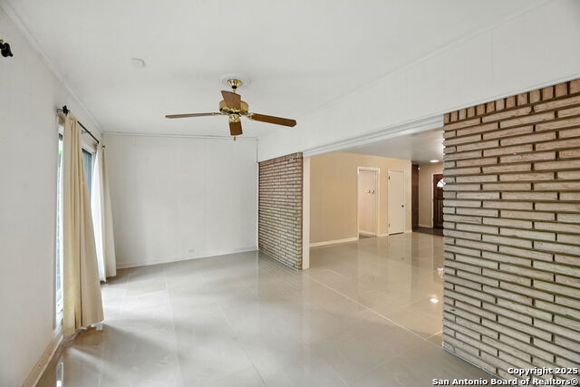 Image 4 of 20 For 207 E Woodlake Dr.