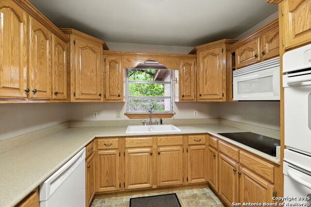 Image 7 of 20 For 207 E Woodlake Dr.