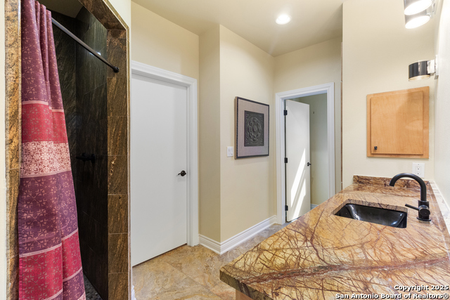 Listing photo id 13 for 510 Twohig