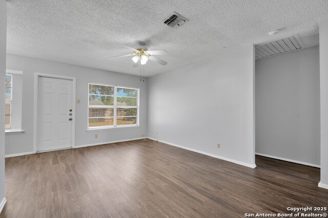 Listing photo id 2 for 7311 Saddlewood St