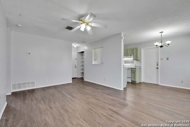 Listing photo id 3 for 7311 Saddlewood St