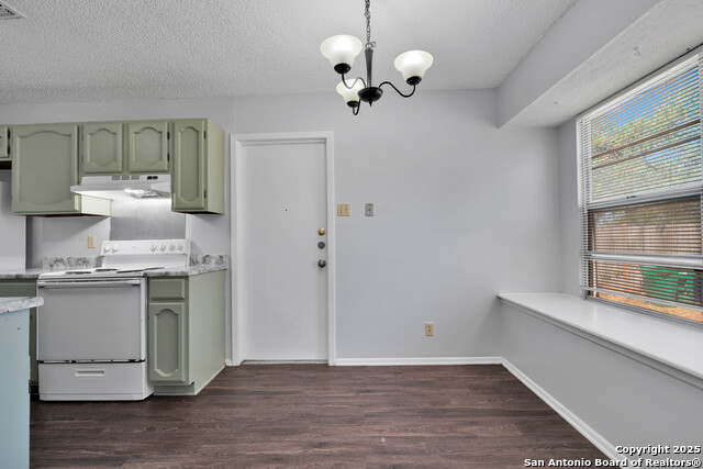 Listing photo id 4 for 7311 Saddlewood St