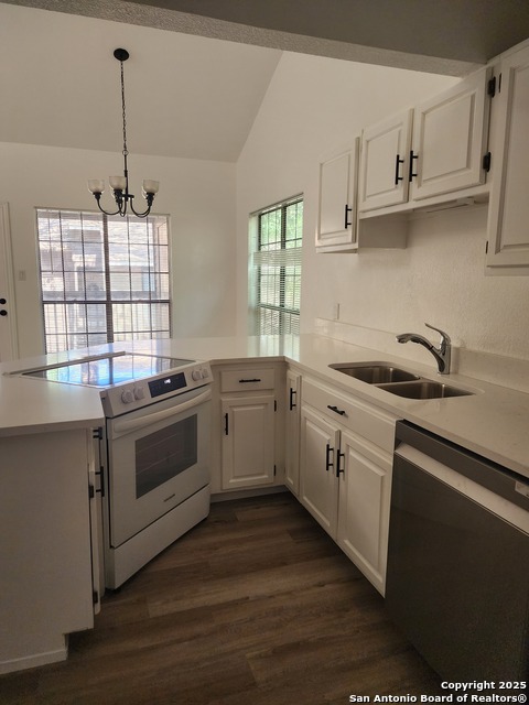 Image 11 of 49 For 8611 Datapoint Dr  44