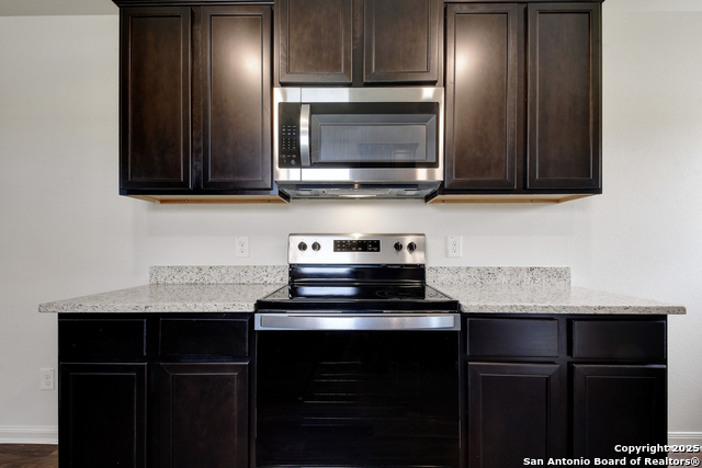 Listing photo id 3 for 15326 Waterow View