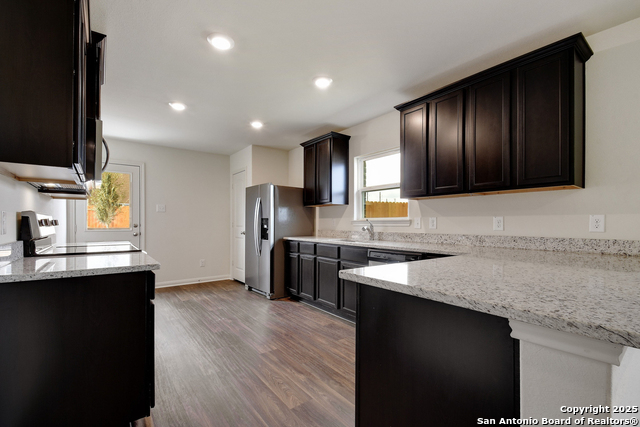 Listing photo id 6 for 15326 Waterow View