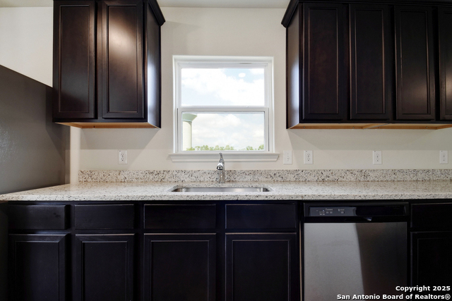 Listing photo id 7 for 15326 Waterow View