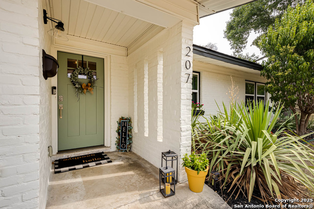 Image 4 of 34 For 207 Meadowood Lane