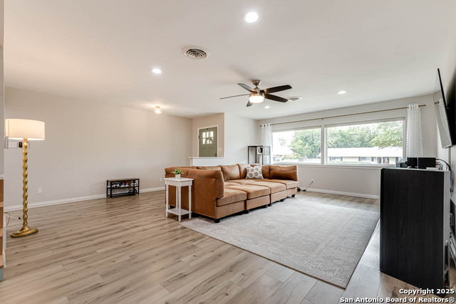 Image 7 of 34 For 207 Meadowood Lane