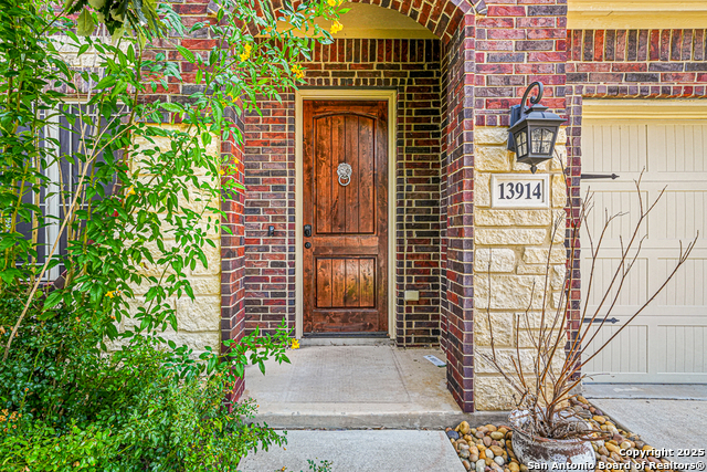 Listing photo id 1 for 13914 Annuziata