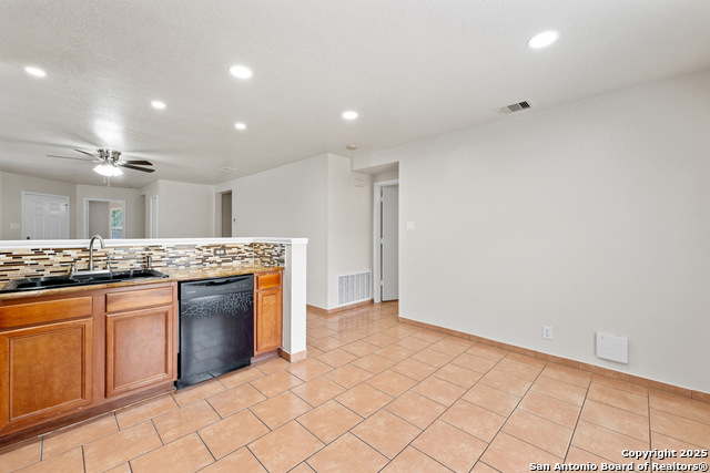 Listing photo id 13 for 6627 Arbor Farm