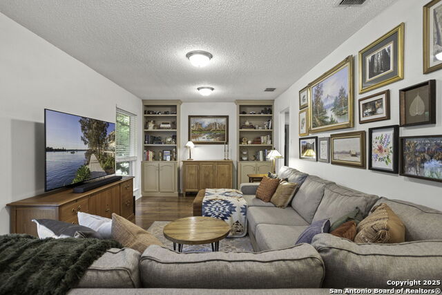 Listing photo id 3 for 5334 Walnut Vista