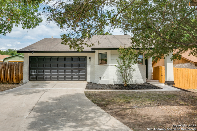 Listing photo id 0 for 13246 Larkwalk