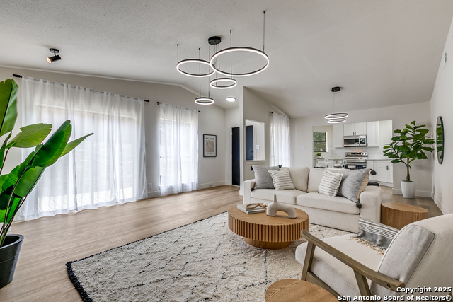 Listing photo id 4 for 13246 Larkwalk