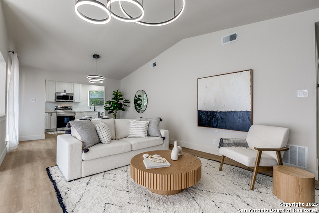 Listing photo id 5 for 13246 Larkwalk