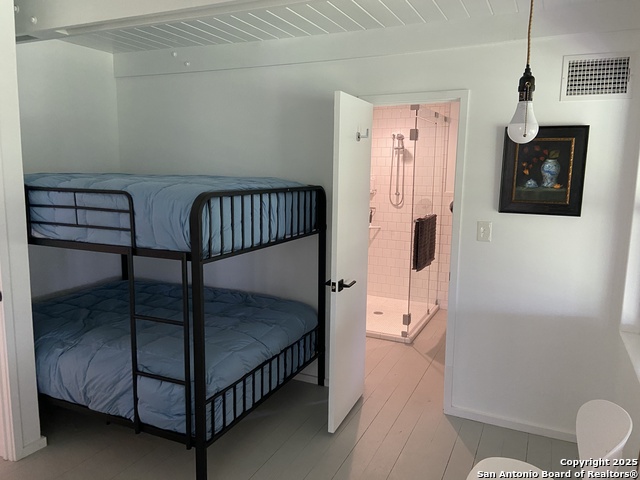 Listing photo id 10 for 412 Lebouf Rd