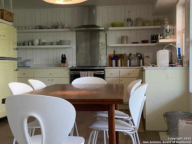 Listing photo id 12 for 412 Lebouf Rd