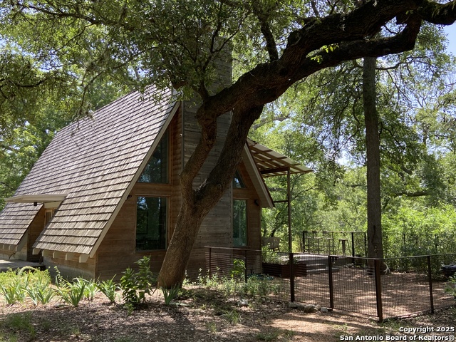 Listing photo id 0 for 412 Lebouf Rd