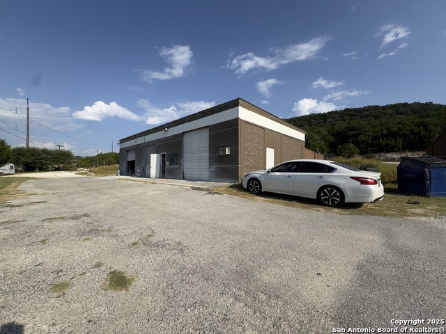 Listing photo id 1 for 3124 Fm 2673