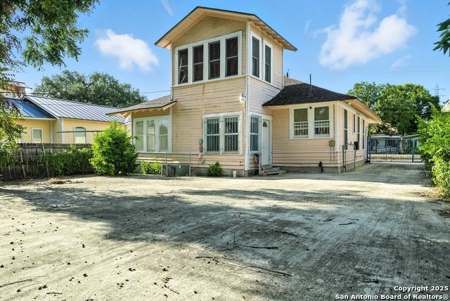 Listing photo id 24 for 1506 Martin W