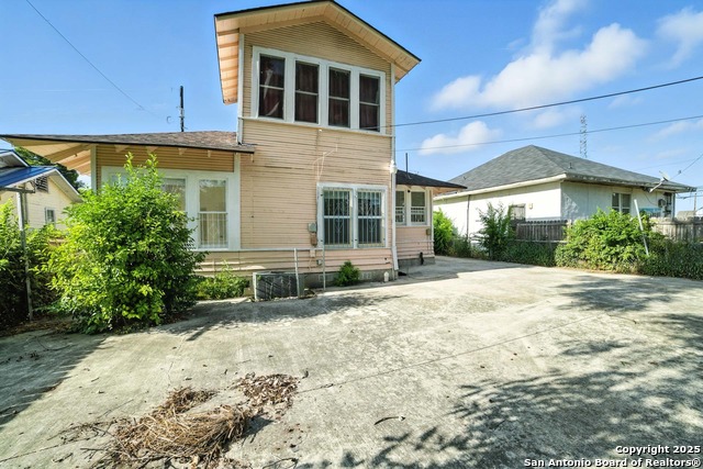 Listing photo id 25 for 1506 Martin W