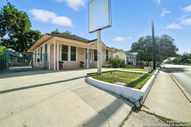 Listing photo id 1 for 1506 Martin W