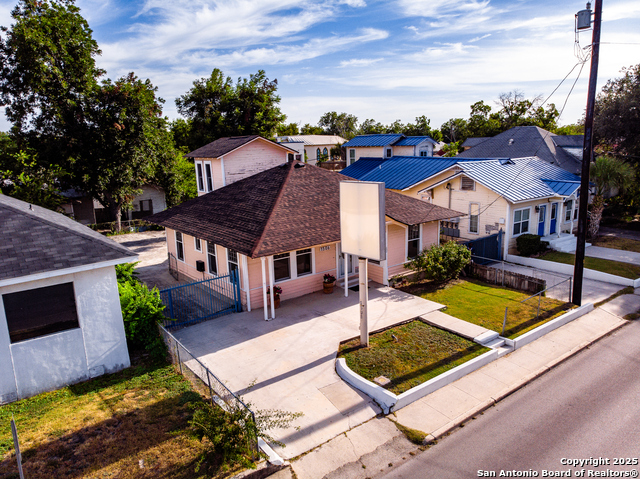 Listing photo id 3 for 1506 Martin W