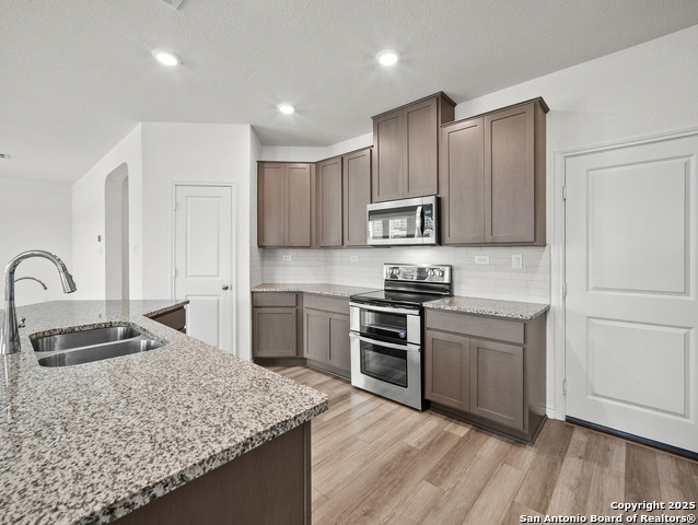 Listing photo id 3 for 3865 Bentwood