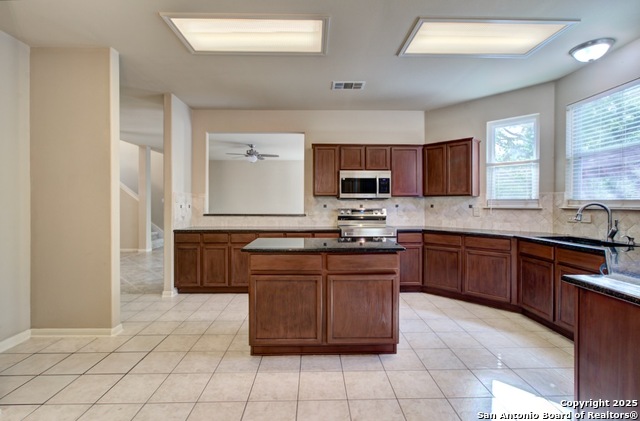Listing photo id 11 for 8203 Brightstone