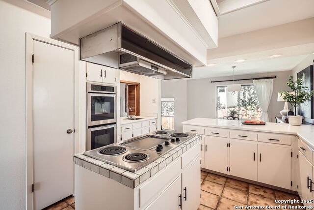 Listing photo id 8 for 607 Morning Hill
