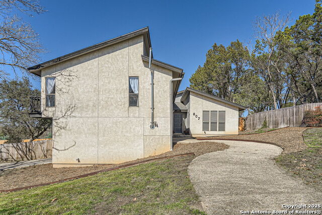 Listing photo id 2 for 607 Morning Hill