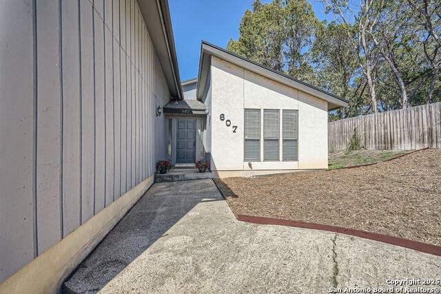Listing photo id 3 for 607 Morning Hill