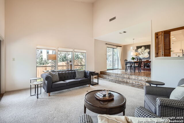 Listing photo id 4 for 607 Morning Hill