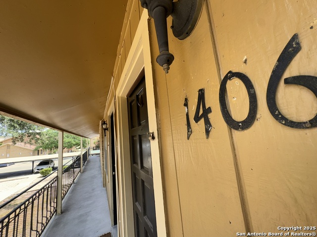 Listing photo id 1 for 923 Vance Jackson  1406