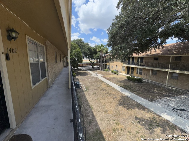 Listing photo id 34 for 923 Vance Jackson  1406
