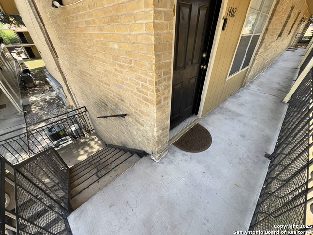 Listing photo id 5 for 923 Vance Jackson  1406
