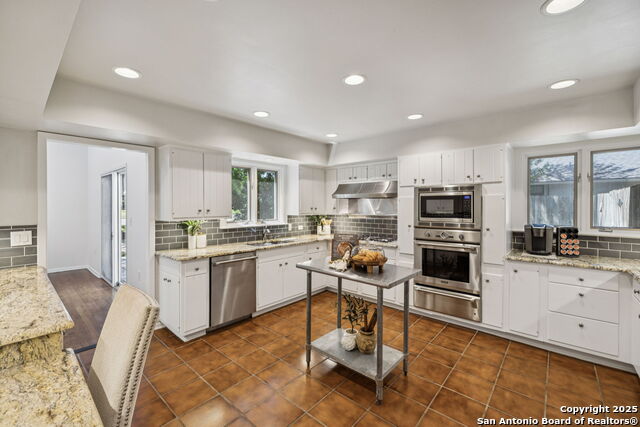 Listing photo id 11 for 111 Wickford Way