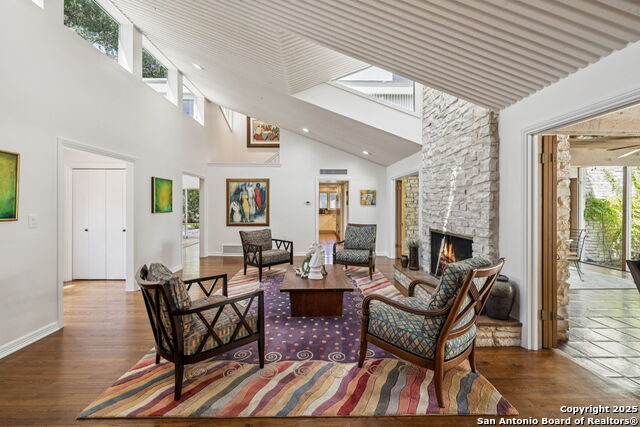 Listing photo id 3 for 111 Wickford Way