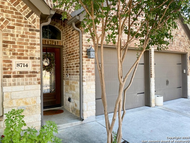 Listing photo id 1 for 8714 White Crown